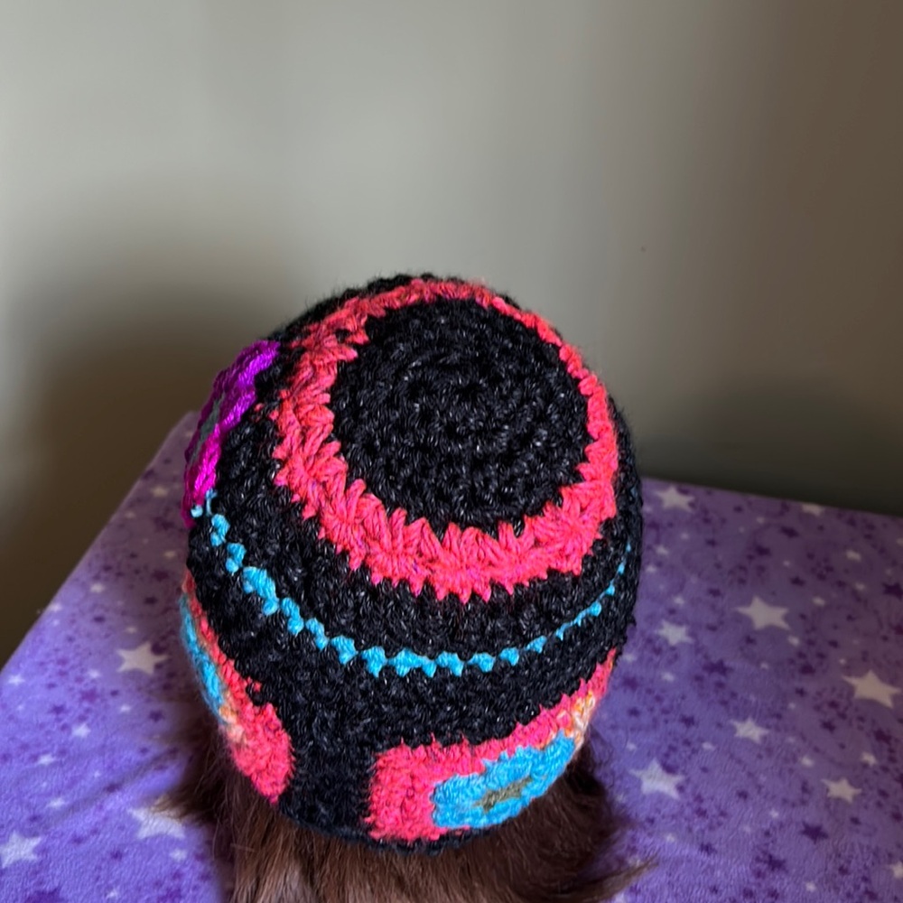 Crochet  flowers  beanie medium acrylic yarn new - Picture 4 of 9